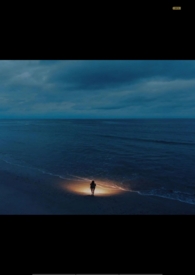 金色月亮映蓝天图